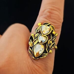 5/$25 - Elegant Antique Style Goldtone and Champagne Crystal Ring